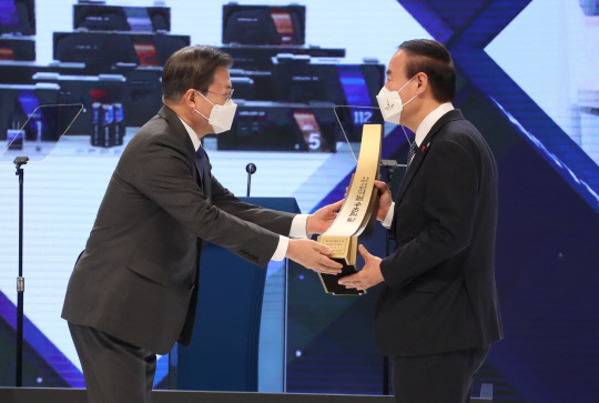 문재인 대통령이 8일 오전 서울 강남구 코엑스에서 열린 '제57회 무역의 날 기념식'에 참석해 전영현 삼성SDI 대표이사에게 30억불 수출의 탑을 수여하고 있다. [연합뉴스]